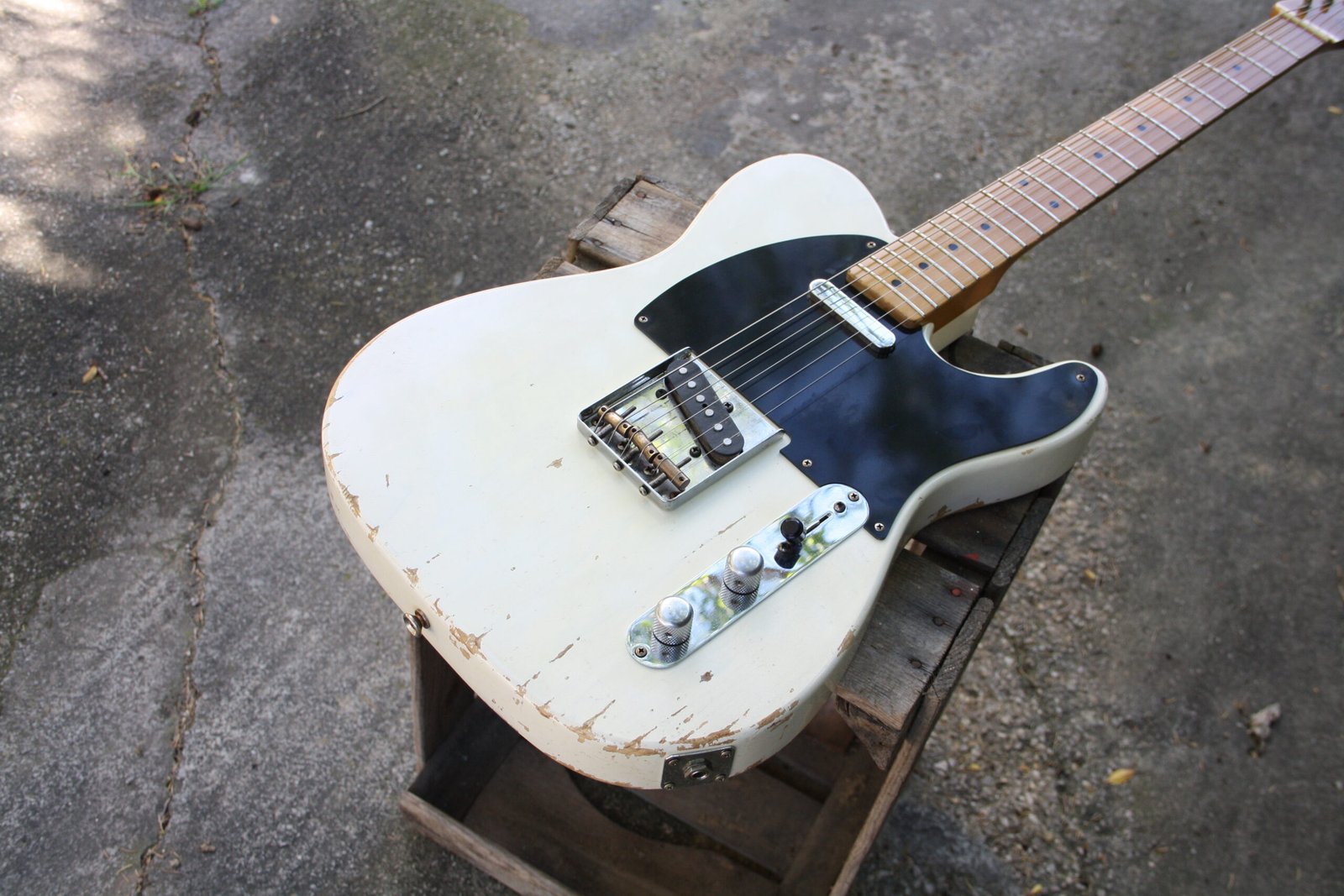Vintage electric guitar T-Model 20th Anniversary, white relic Telecaster handmade by Bull Skull