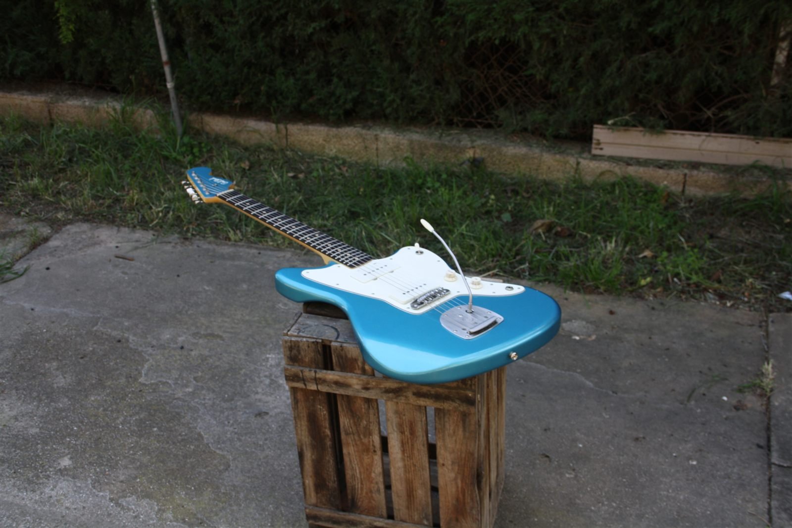 Guitarra offset azul artesanal, Bull Skull Valencia