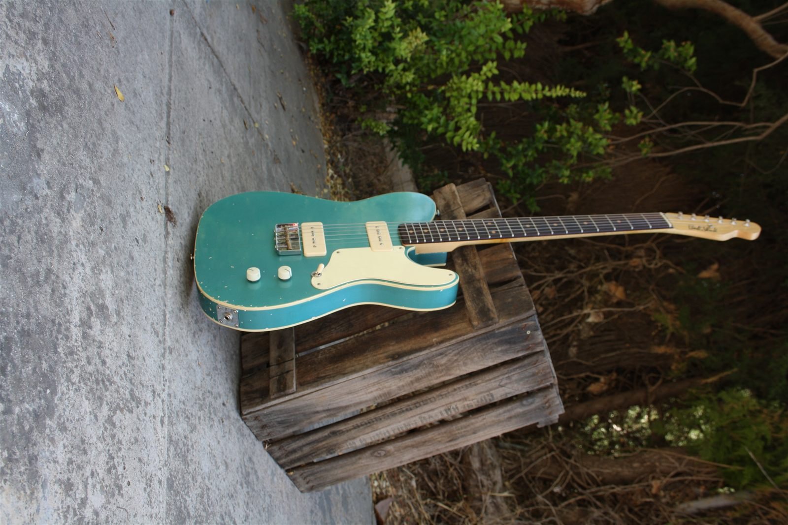Guitarra eléctrica artesanal Bull Skull en Teal Green metalizado
