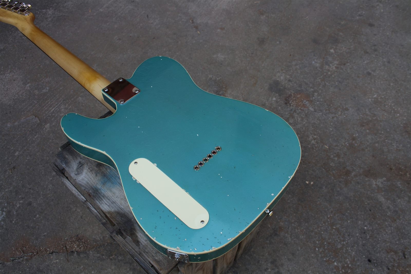Parte trasera de la guitarra artesanal Bull Skull