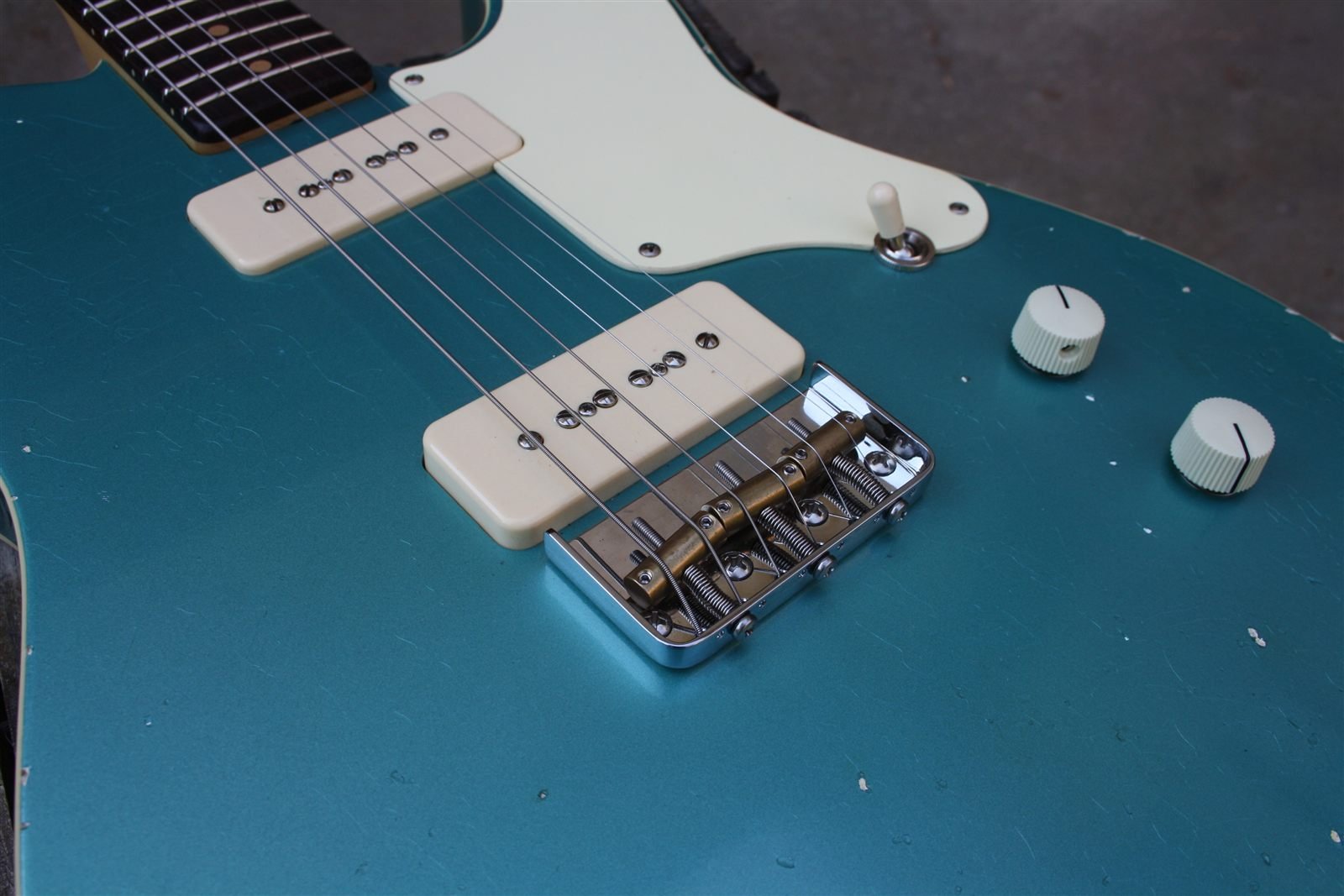 Puente de 3 selletas y pastillas de la guitarra Bull Skull