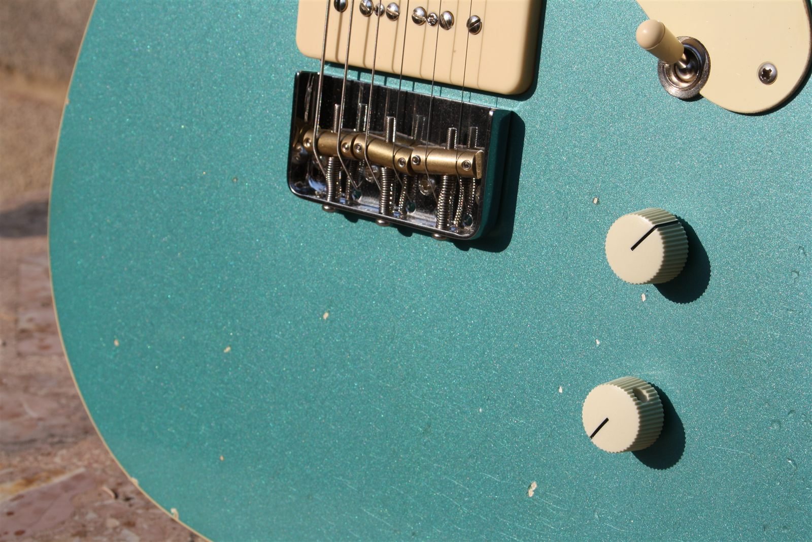 Detalle del acabado Teal Green metalizado sparkle de la guitarra Bull Skull
