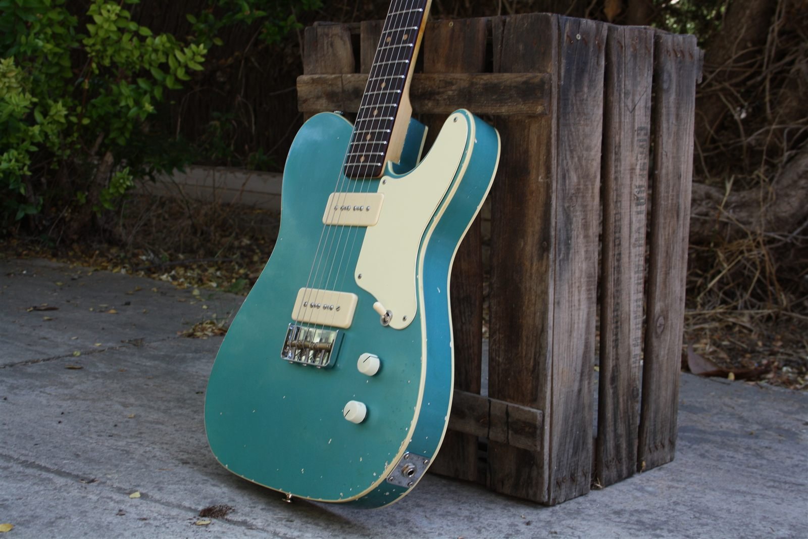 Guitarra Telecaster artesanal Bull Skull en Teal Green metalizado