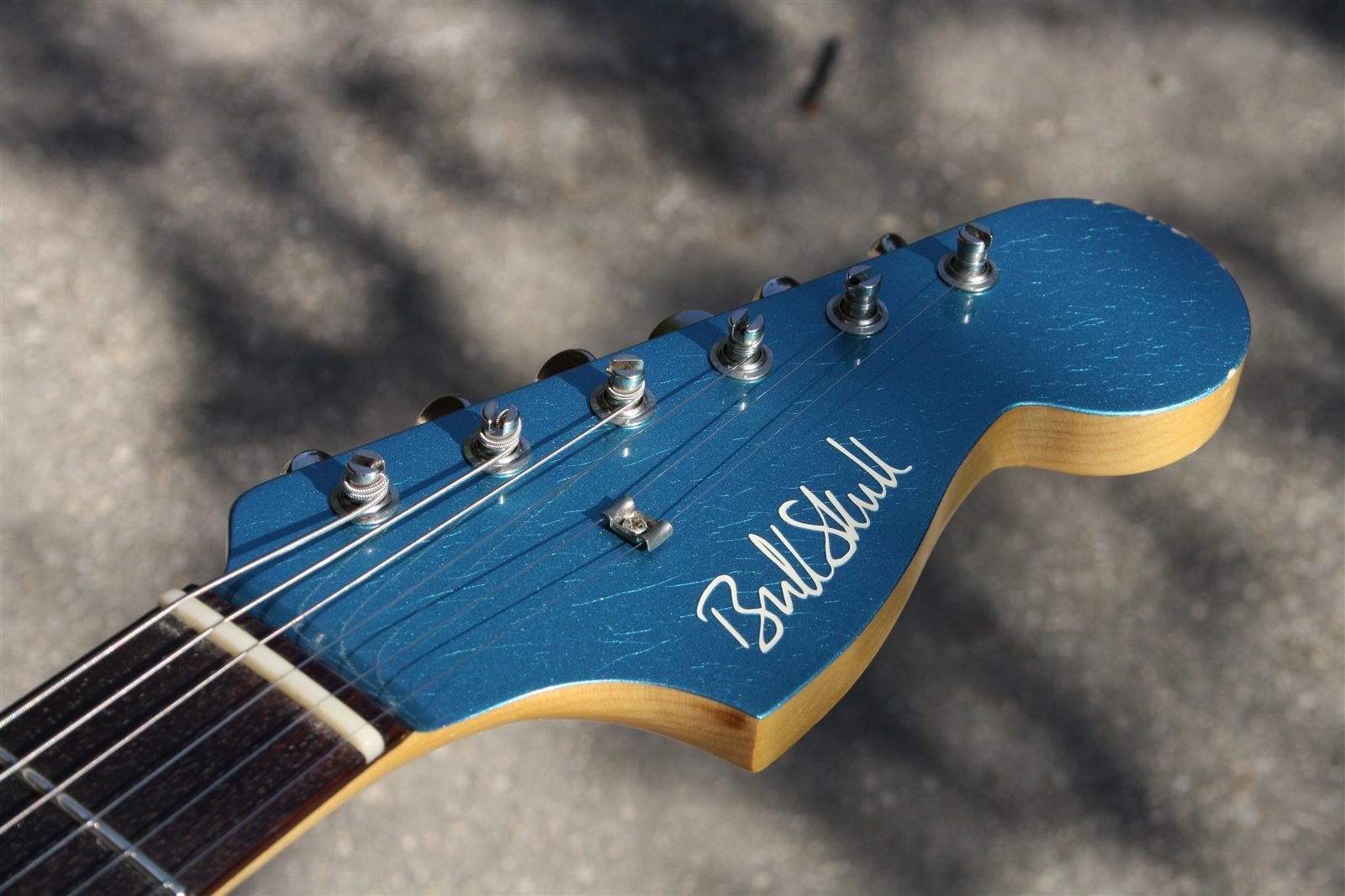 Pala de la guitarra offset Bull Skull con logotipo