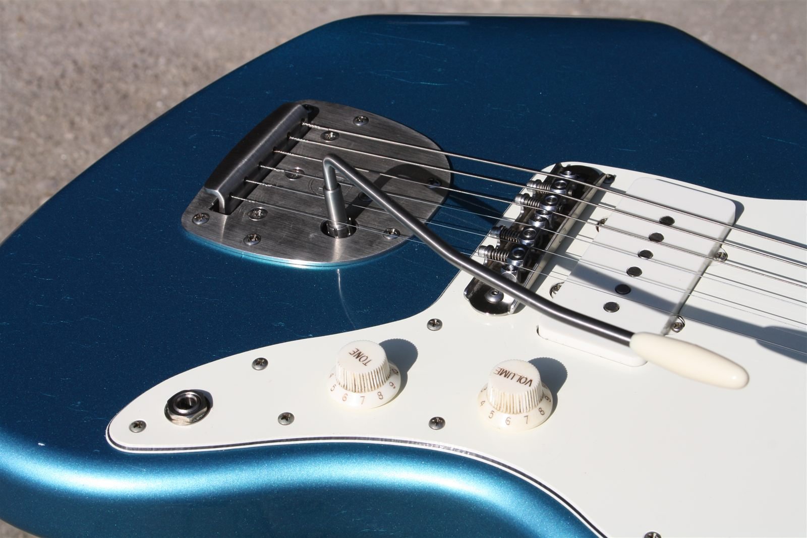 Pastillas Bull Skull JZ Custom y controles de la guitarra offset