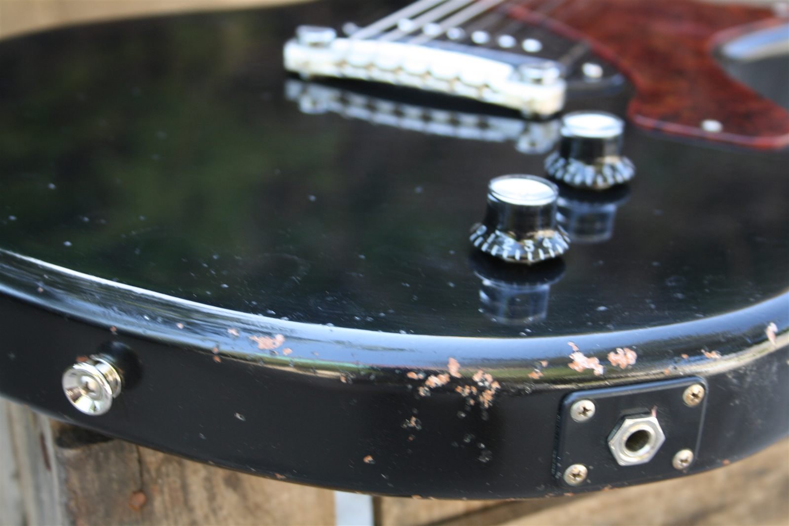 Controles de la guitarra single-cut negra Bull Skull