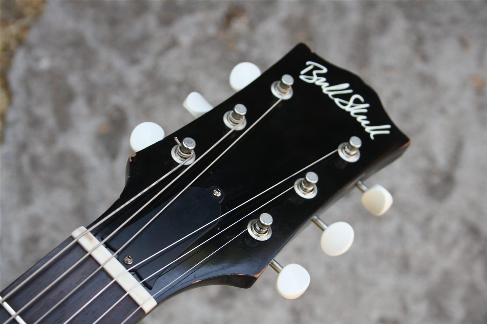Pala de la guitarra single-cut Bull Skull con logotipo