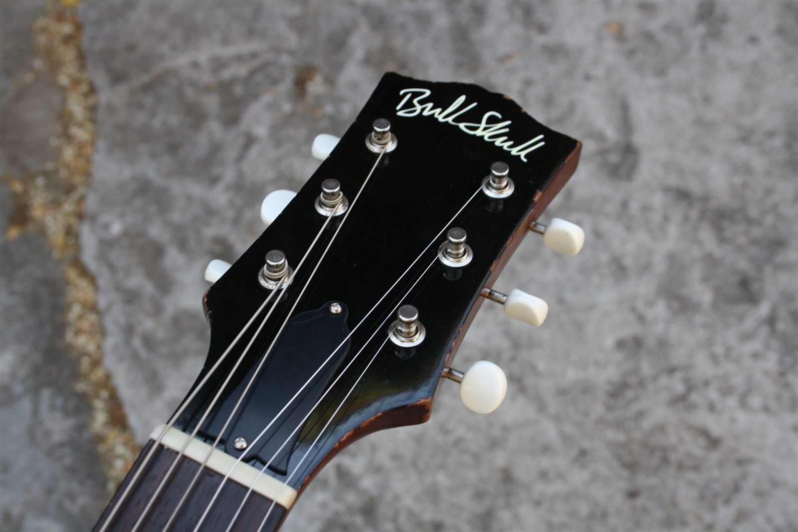 Pala de la guitarra single-cut Bull Skull con logotipo