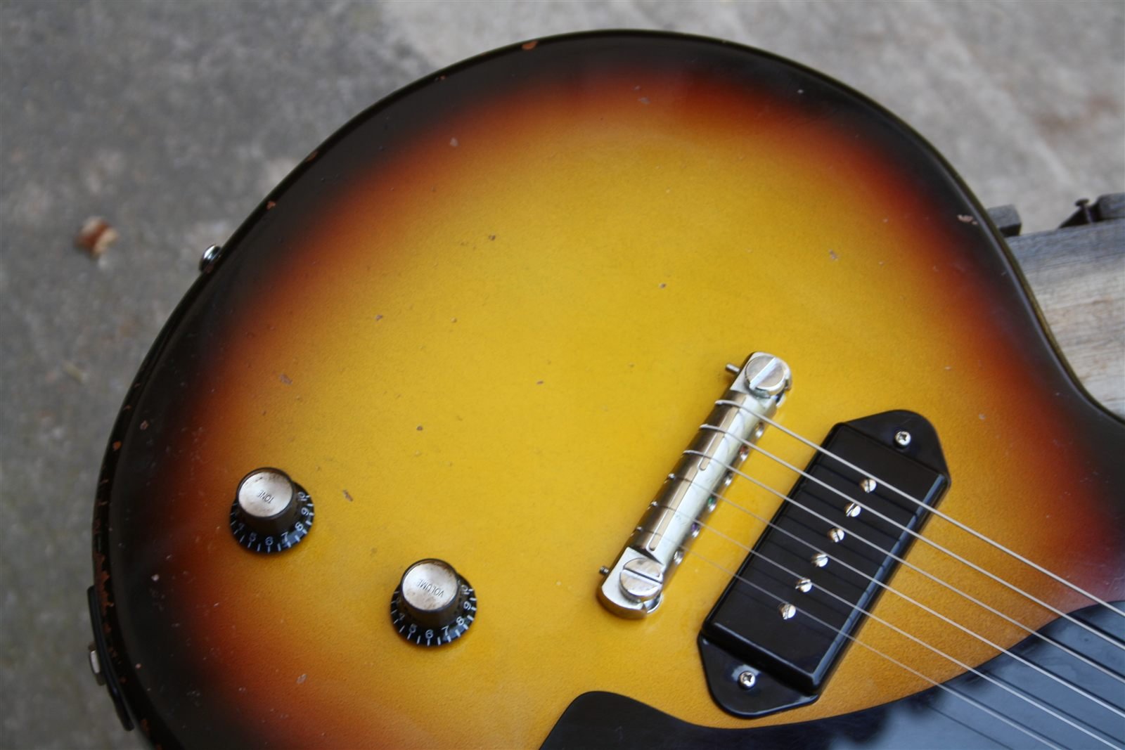 Pastilla de la guitarra single-cut sunburst Bull Skull